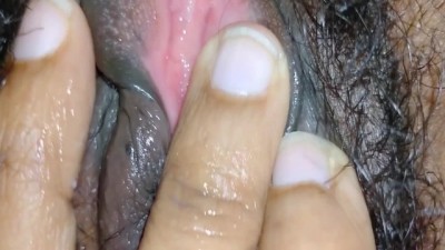 කෙල්ලෙක් බඩු යනකන් අතේගහනවා