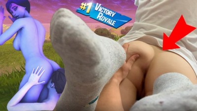 Teaching my Stepsister Playing FORTNITE during Coronavirus