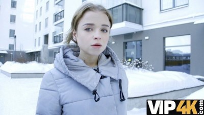 un Jeune Débiteur Au Visage Mignon Pense que Le Sexe Vaut Mieux que La Peine