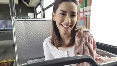 Sexy Vlogger Babe Flashes Big Booty in Public