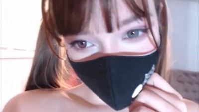 малышка танцует и шлепает свою попку