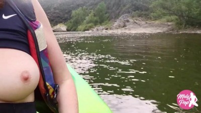 Exhib le long d'une rivière et Slut pause pipi