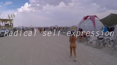 Horny Woman Toured Naked At The Beach