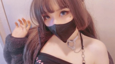 反差学妹半夜来到我家,在她臃肿的睡衣下穿着黑色的丝绸吊带